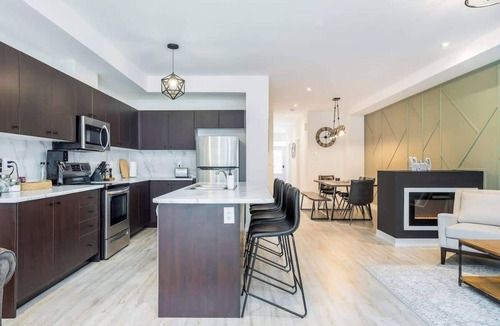 The Blue Mountains House | New Cozy home walk Village/Shuttle Bus/Pool Table