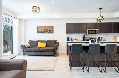 The Blue Mountains House | New Cozy home walk Village/Shuttle Bus/Pool Table
