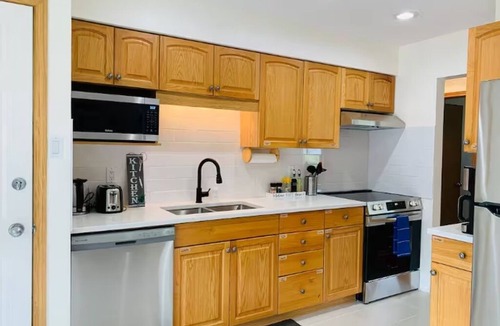 Brentwood House | New | Cozy Retreat | Walk UofC | 13m DT | 16m Airport | Patio Parking Games BBQ