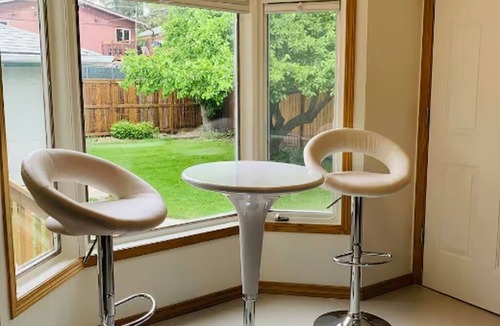 Brentwood House | New | Cozy Retreat | Walk UofC | 13m DT | 16m Airport | Patio Parking Games BBQ