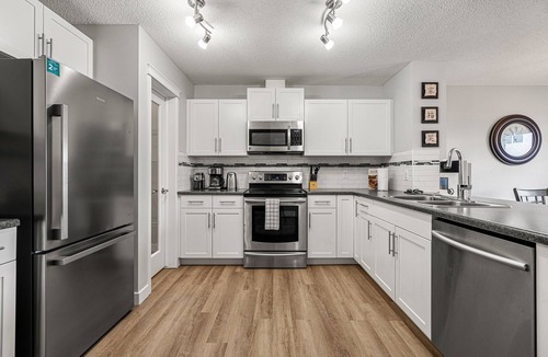 Southwest Edmonton House | New Edmonton House 10 mins to Airport, Super close to best places in Edmonton