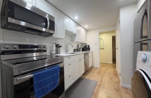 Brentwood House | New | Intro Price | Bright 5BR Dual-Suite Near UofC | Games + Gym + BBQ | 13m DT