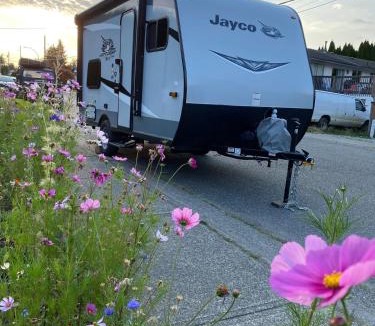 Aldergrove House | New Jayco trailer with comfy queen bed & Air-con