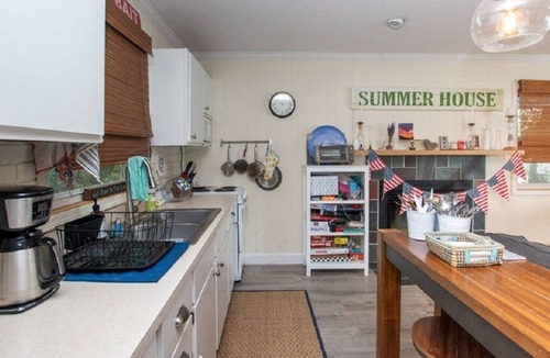 Town of Jerusalem Cottage | New Lakefront Listing! Lakefront cottage on sought after East Bluff