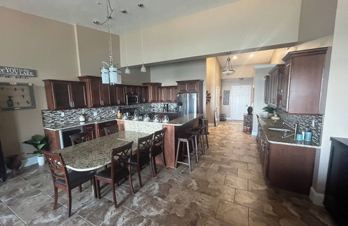 Geneva-on-the-Lake Condo | New Listing! Spacious 3-bedroom Penthouse Condo @ Geneva On The Lake.