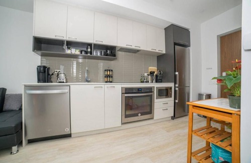 Bay Street Corridor Apartment | New Luxury 1 Bedroom Downtown Apartment