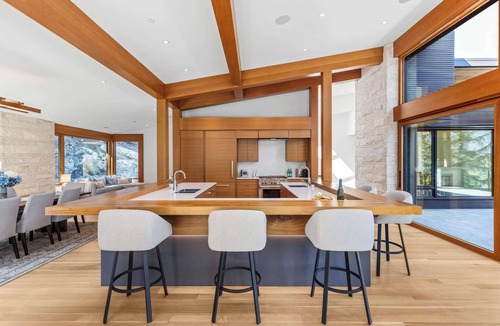 Blueberry Hill House | New luxury chalet with hot tub & media