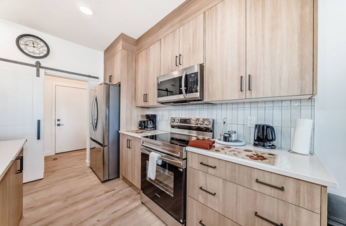 Airdrie House | New Luxury Duplex | 4 Beds | Garage | Near Airport, CrossIron Mills & Downtown