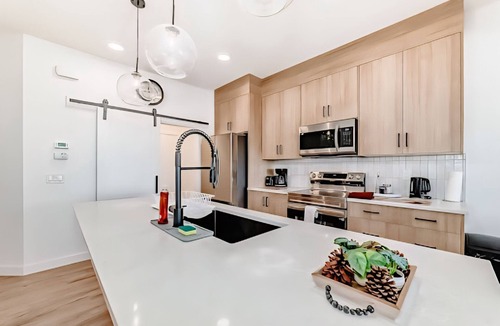 Airdrie House | New Luxury Duplex | 4 Beds | Garage | Near Airport, CrossIron Mills & Downtown