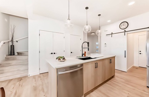 Airdrie House | New Luxury Duplex | 4 Beds | Garage | Near Airport, CrossIron Mills & Downtown