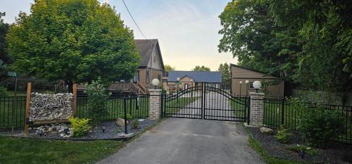 Morpeth Villa | New Luxury Farmhouse Getaway!