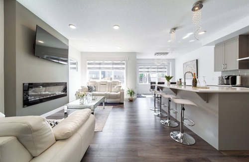 Southwest Edmonton House | New Luxury House in South Edmonton Near Airport, 2 King bds 4 bdrms 4bthrms