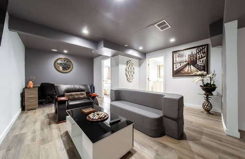 Southwest Edmonton House | New Luxury House in South Edmonton Near Airport, 2 King bds 4 bdrms 4bthrms