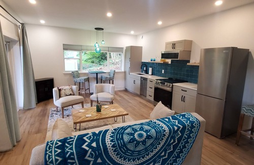 Newport Landing Apartment | New luxury suite in the heart of wine country-steps from Benjamin Bridge Winery!