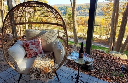 Newport Landing Apartment | New luxury suite in the heart of wine country-steps from Benjamin Bridge Winery!