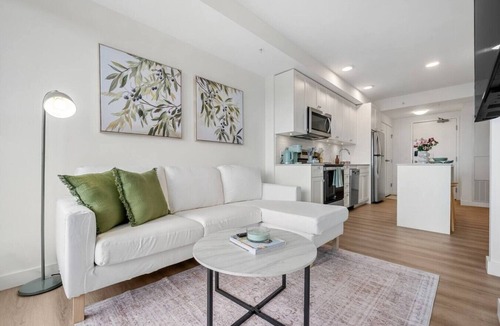 Crescent Heights Apartment | NEW | Mins to Saddledome | Rooftop Patio | UG Park