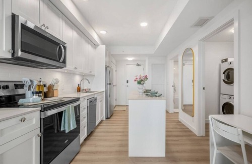 Crescent Heights Apartment | NEW | Mins to Saddledome | Rooftop Patio | UG Park