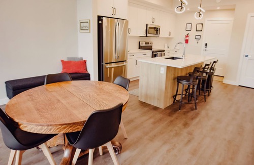 Golden Apartment | New Mountain View Condo | 2BR 3 Beds AC Vaulted Ceilings Top Floor