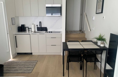 Lower Lonsdale Apartment | New Relaxed West Coast Vibe Minutes Form Seabus, Transit, Mtns, Trails & Beaches