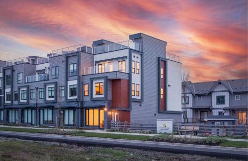 Willoughby House | Newly Built 3BR Townhome - Rooftop Patio and Garage
