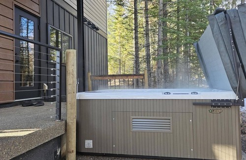 Fernie House | Newly built Fernie Alpine Retreat - beautiful mountain views off private deck.