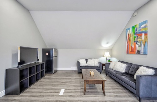 Niagara Falls House | Newly Relax Inn Walk to Falls