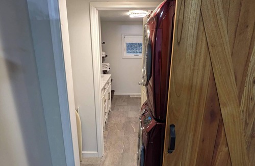 North East House | Newly-renovated 5 BR lake house! 300 feet from the beach.