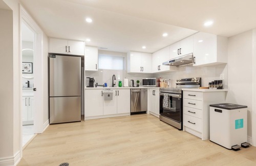 Richmond Hill House | Newly Renovated 2-bedroom Lower Level Suite