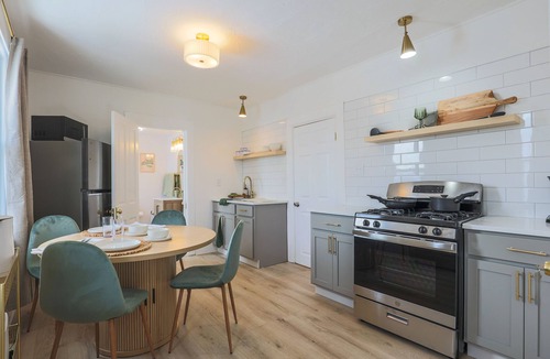 Cleveland Apartment | Newly Updated, Stylish Unit Close to the Lake&Hospitals