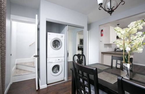 Tremont Apartment | Next 2 Christmas Story House/Tremont/5min downtown