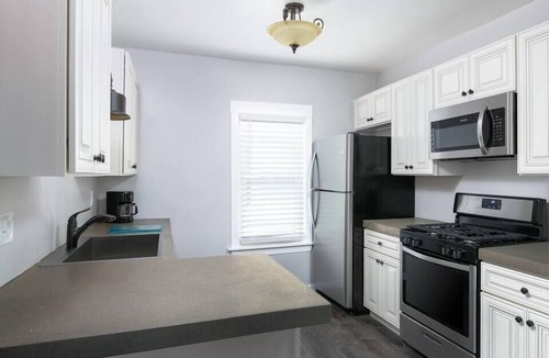 Tremont Apartment | Next 2 Christmas Story House/Tremont/5min downtown