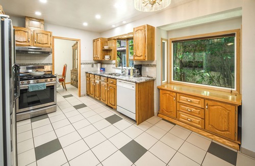 Northwest Calgary House | Nice 5 Beds Double Garage Fully Fence Yard Close to Stempede 10 mins to DT