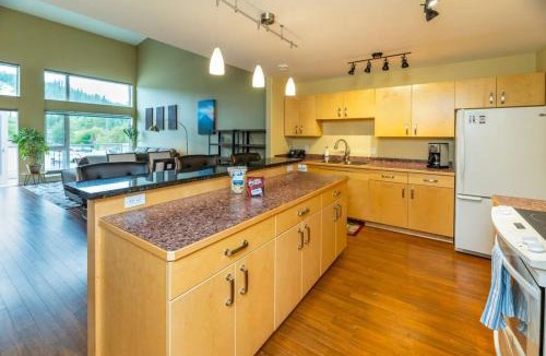 Whitehorse House | NN - The Loft - Downtown 1-bed 2-bath