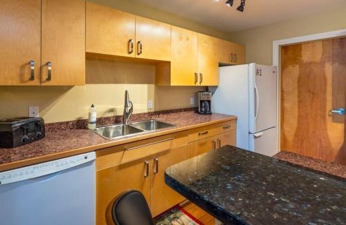 Whitehorse House | NN - The Loft - Downtown 1-bed 2-bath