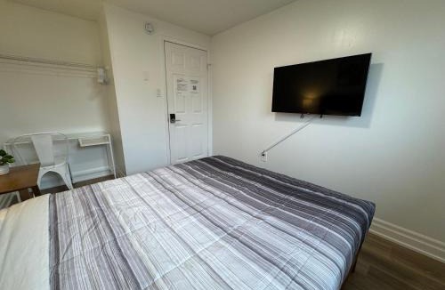 Barrie House | North Barrie !E Stylish and Cozy Private Bedroom with Shared Bathroom