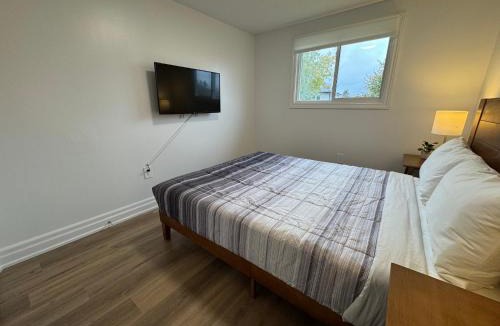 Barrie House | North Barrie !E Stylish and Cozy Private Bedroom with Shared Bathroom
