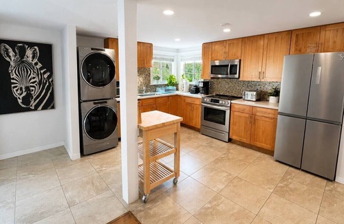 District of North Vancouver House | North Van Escape: 3BR | Hot Tub | Huge Backyard