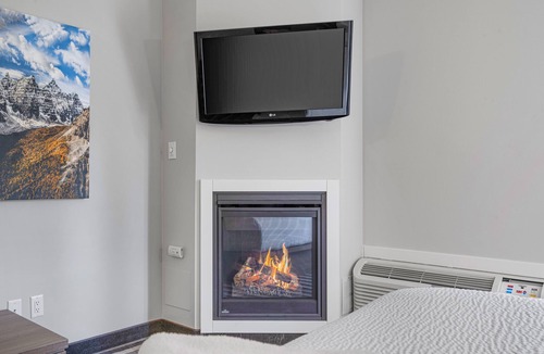 Canmore Hotel | Northwinds | Deluxe Queen