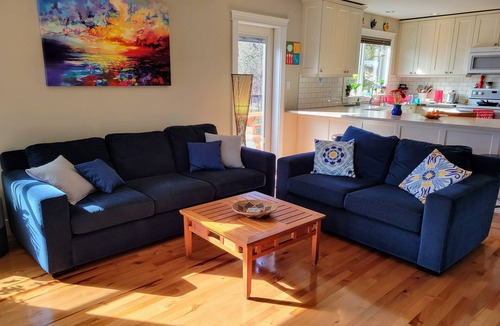 Cobble Hill House | Ocean View Island Retreat | Private Hot Tub, Sunny Patio, Walk to Beach