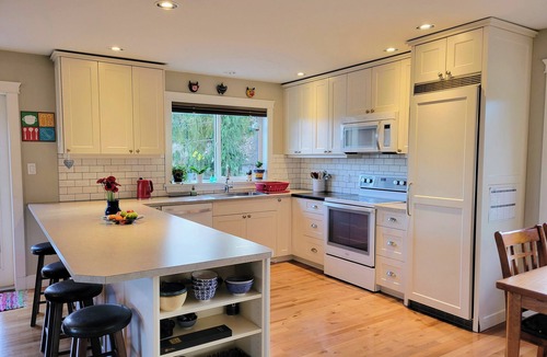 Cobble Hill House | Ocean View Island Retreat | Private Hot Tub, Sunny Patio, Walk to Beach