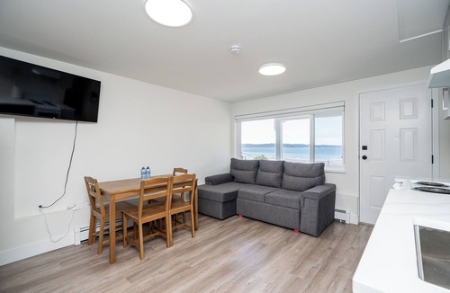 White Rock House | Oceanfront - Steps to Pier & Beach - Free Onsite Parking