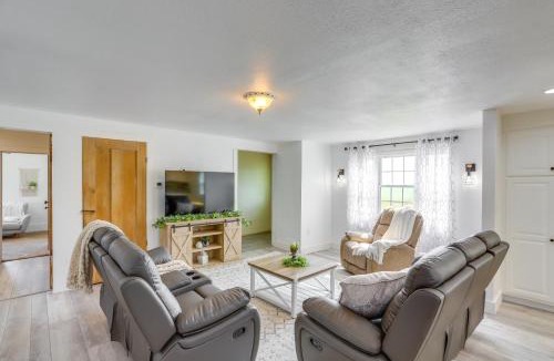 New Haven  Huron County House | Ohio Farmhouse Retreat w/Fire Pit & Patio