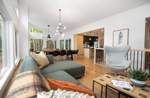 Les Eboulements Ski Chalet | Okanagan 97: Hot Tub, Pool Table & Summer Views
