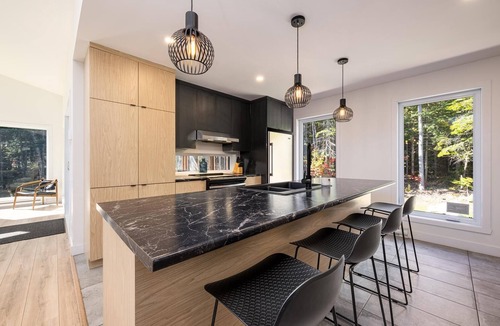 Les Eboulements Ski Chalet | Okanagan 97: Hot Tub, Pool Table & Summer Views