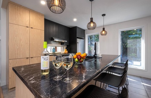 Les Eboulements Ski Chalet | Okanagan 97: Hot Tub, Pool Table & Summer Views