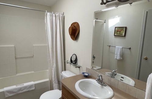 Kootenay Boundary House | Old Cowboy Ranch Guesthouse - CALL FOR AVAILABILITY