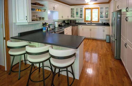 Grand Bend Cottage | Old River Road Retreat | Hot Tub, Sunroom & Family Getaway Near Grand Bend