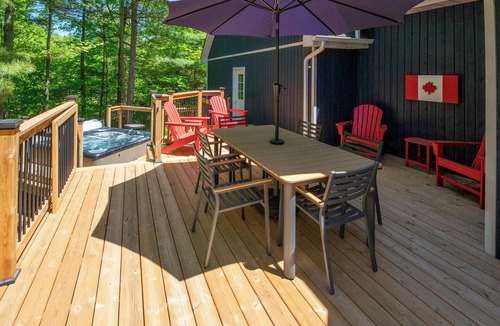 Grand Bend Cottage | Old River Road Retreat | Hot Tub, Sunroom & Family Getaway Near Grand Bend