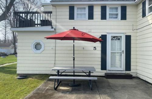 Geneva-on-the-Lake House | On The Strip Cozy GOTL Vacation Cottage
