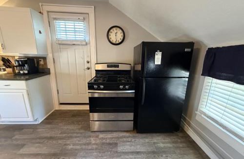 Geneva-on-the-Lake House | On The Strip Cozy GOTL Vacation Cottage